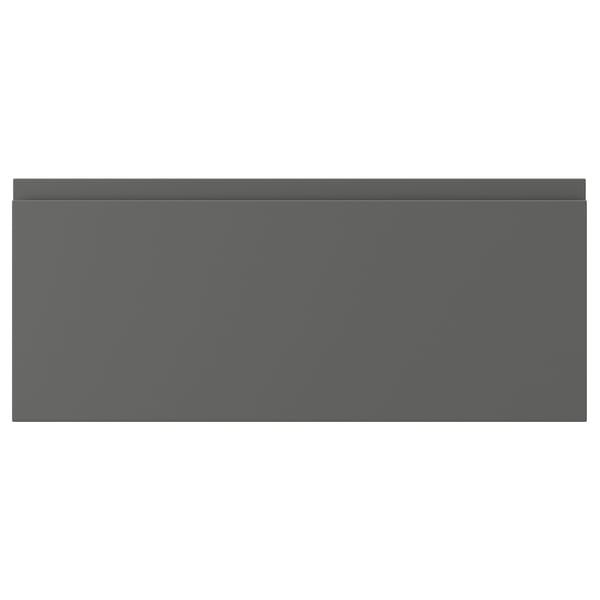 Een modern, grijs VÄSTERVIKEN kastfront met een geïntegreerde handgreep, strak design en matte afwerking.