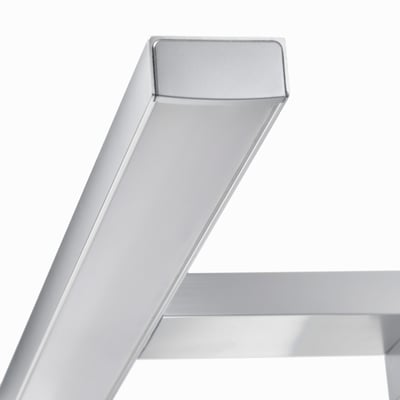 Een VÅTHULT wandlamp, een strak, zilveren, rechthoekig, modern design met led-verlichting, ideaal voor gebruik in de badkamer.