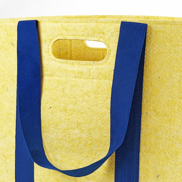 Gele milieuvriendelijke tas, marineblauwe bandjes, gerecycled materiaal.