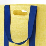 Gele milieuvriendelijke tas, marineblauwe bandjes, gerecycled materiaal.