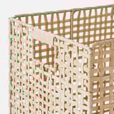 Close-up van een geweven, beige VÄXTHUS mand. Zorgvuldig gevlochten, stevige handgrepen.