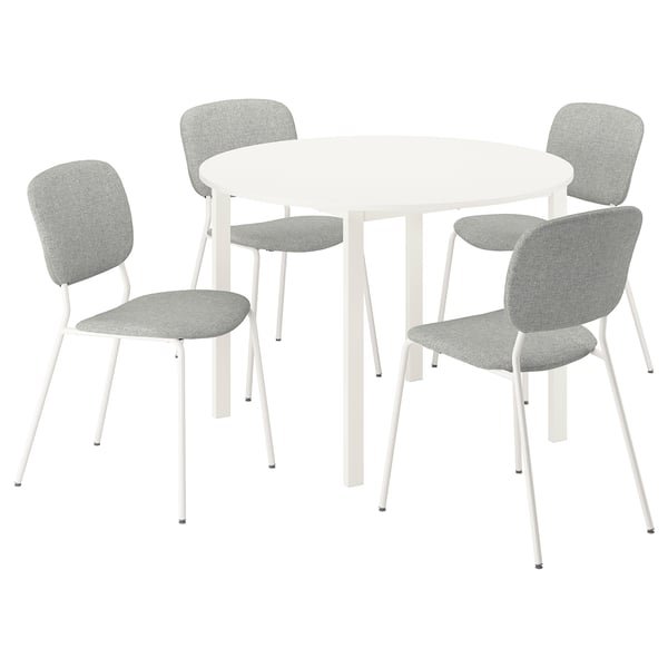 Een witte VIHALS ronde eettafel met vier lichtgrijze stoelen met kussens eromheen, ideaal om te socializen.