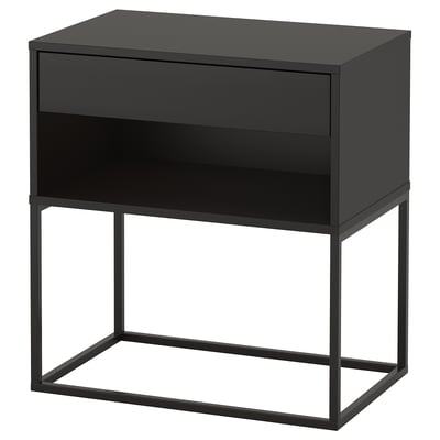 Zwart VIKHAMMER nachtkastje, rechthoekig met enkele lade, metalen frame, eenvoudig ontwerp.