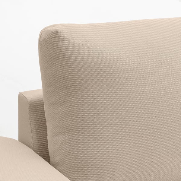 Moderne beige bank met strakke lijnen, robuuste kussens en ondersteunende armleuningen.