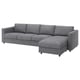 Een grijze VIMLE sectionele bank met rechts een chaise longue. Het is modern, comfortabel en biedt veelzijdige zitplaatsen.