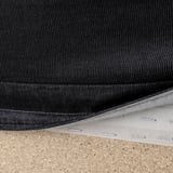 Zwarte bankstof met zichtbare stiksels en ritssluiting, met afneembare hoes voor eenvoudige reiniging.