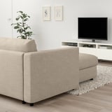 Moderne woonkamer: grote beige VIMLE-bank, flatscreen-tv op standaard, plant, minimalistische kunst.