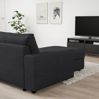 Moderne zwarte VIMLE sectionele bank met chaise longue in minimalistische woonkamer.