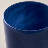 Cilindrische blauwe glazen kandelaar, fijn bewerkt, met subtiel gradiëntpatroon.