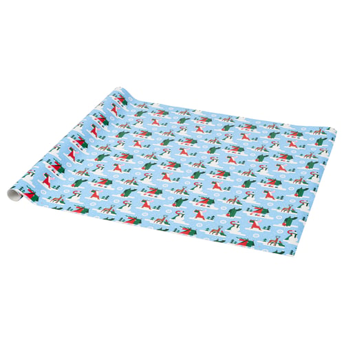 Lichtblauw cadeaupapier met herhalende vakantieafbeeldingen. Kerstman, rendieren en bomen op lichtblauwe achtergrond.