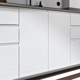 Moderne keukenkasten met witte hoogglans afwerking en geïntegreerde handgrepen, wat zorgt voor een strakke en ruimtelijke uitstraling.