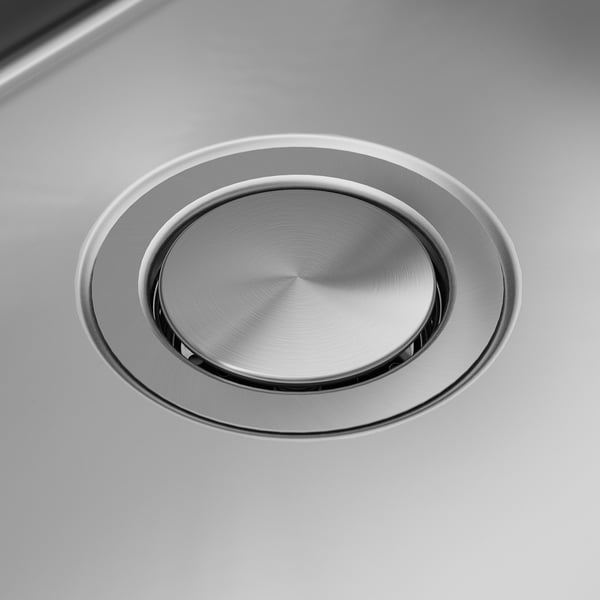 Roestvrijstalen afvoerdeksel voor spoelbak. Glad, gepolijst oppervlak. Ronde vorm met lichte afgeschuinde rand. Het midden heeft een subtiele, cirkelvormige textuur.