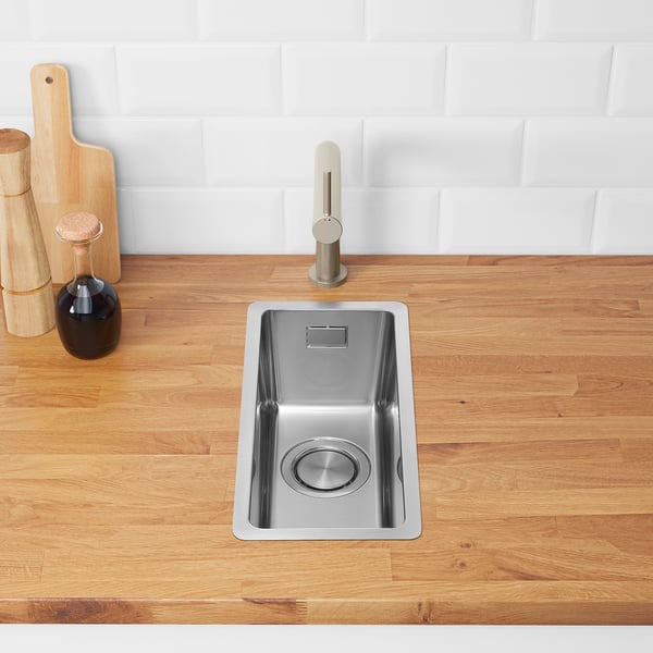 Moderne keuken met VRESJÖN RVS spoelbak. Past goed in houten aanrechtblad met zwarte zeepdispenser.