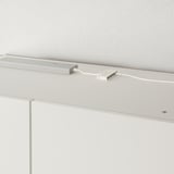 Afbeelding toont verstelbare kastlamp met flexibele hals, gemonteerd op een witte kast.