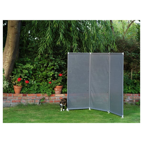 Zwart privacyscherm voor buiten, bestaande uit drie panelen in een tuin, die het gevoel van een aparte kamer geven.