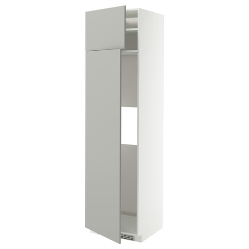White METOD kitchen cabinet with light grey havstorp door.