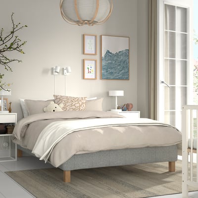 Modern neutral bedroom. RISHÖJDEN bed, nightstands with lamps, art. Beige rug, curtains. Cosy, minimalist. 10-year guarantee.