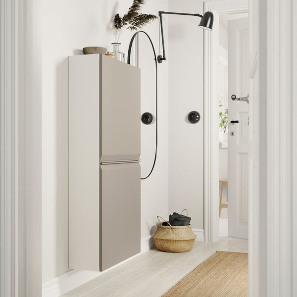 BESTÅ Veggskap med 2 dører, hvit/Hammarsmed beige, 60x22x128 cm