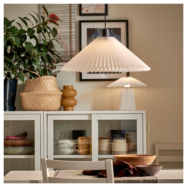 KUDDLAVA Bordlampe, plissert hvit, 28 cm