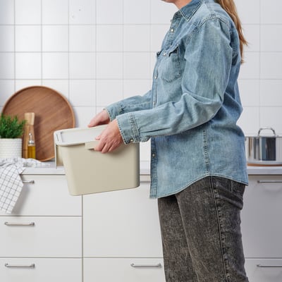 TRÖSKNING Dunk med lokk, lys beige, 12 l