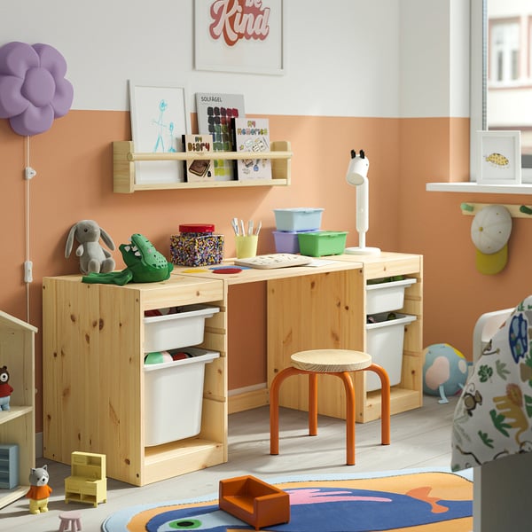 TROFAST Skrivebord med oppbevaringsbokser, hvitbeiset furu/hvit hvit, 124x44x52 cm