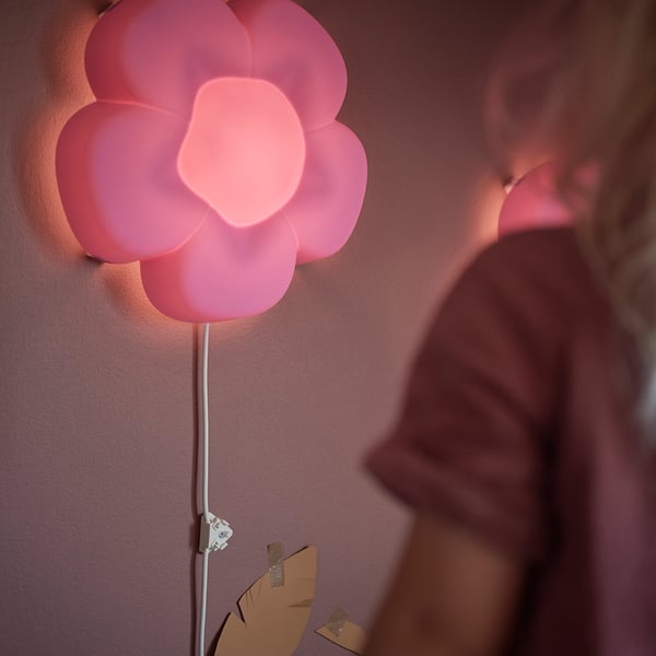 UPPLYST LED vegglampe, blomst lilla