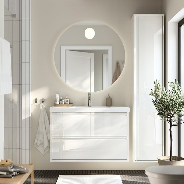 Modern bathroom with ÄNGSJÖN vanity, drawers, basin, mirror, and plant