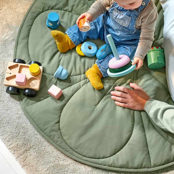 GULDVÄVARE Quilted blanket, green/beige striped, 105 cm