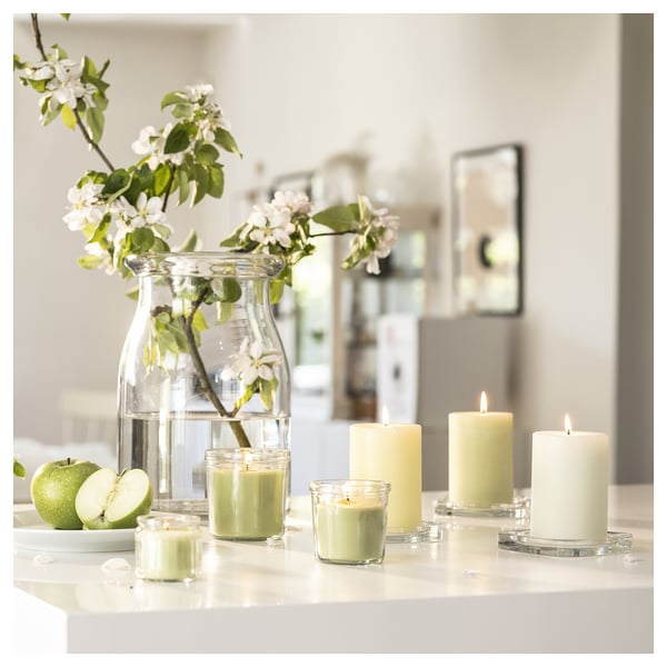 LÖVSKOGSLUND Scented candle in glass, Apple/light green, 40 hr