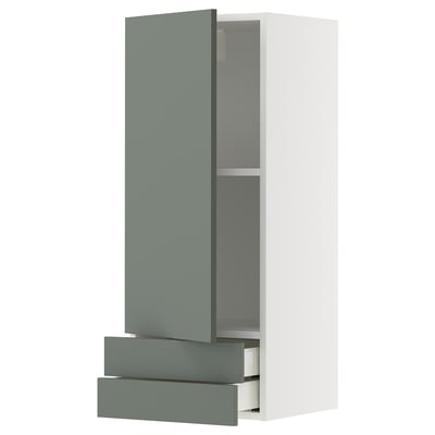 White METOD kitchen cabinet with grey-green drawers and shelves.