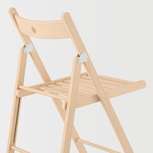 Foldable wooden chair with light finish. Sturdy design, visible metal hinges. Optimised for space-saving.