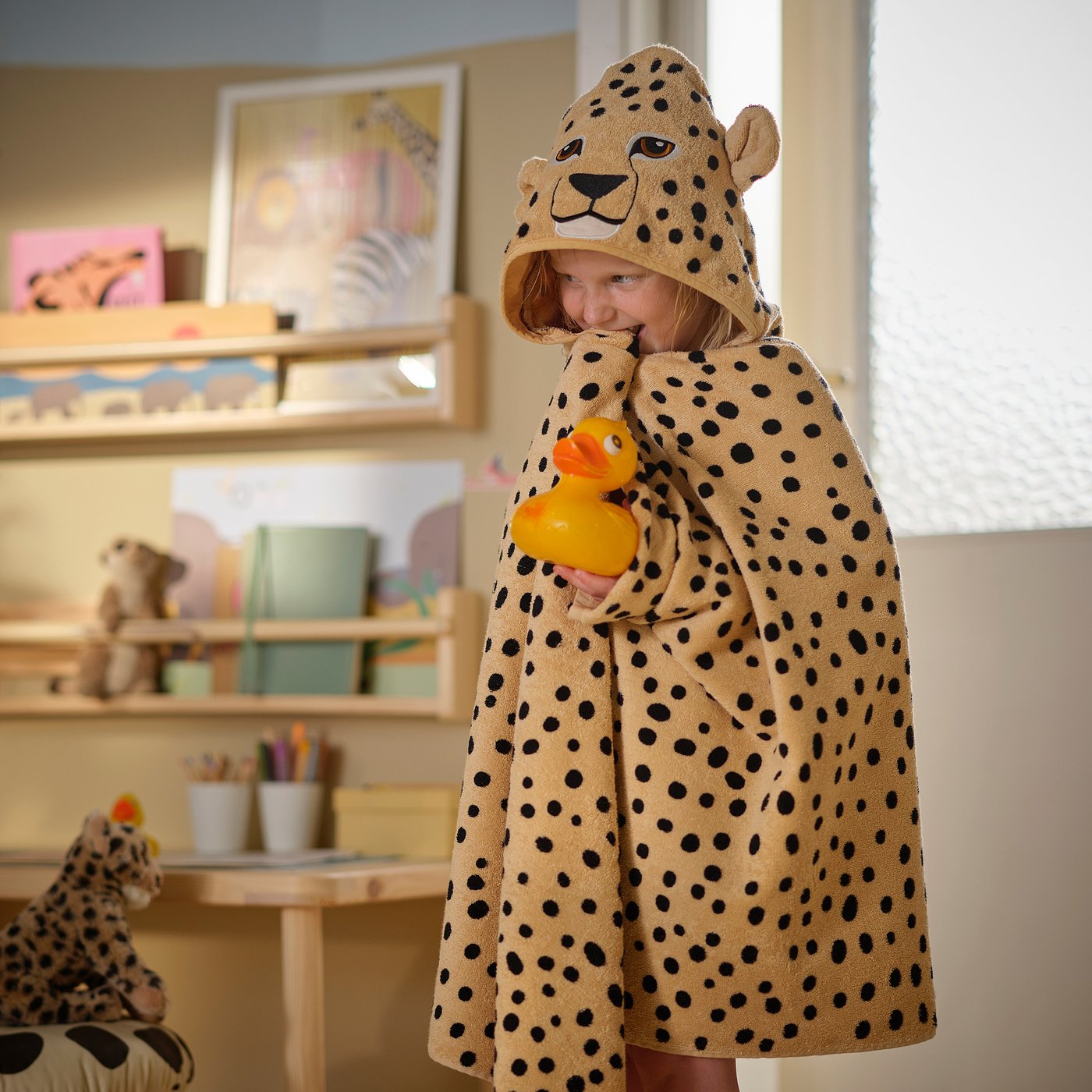 SANDLÖPARE Towel with hood, light brown/cheetah pattern, 70x140 cm