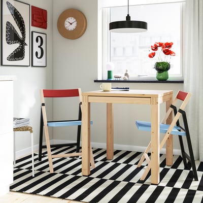 IKEA PS 2026 طاولة و عدد 2 كرسي يطوى, صنوبر/أزرق/أسود أحمر, 70x70 سم