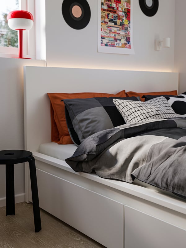 MALM Bed frame, high, w 2 storage boxes, white/Lindbåden, 160x200 cm