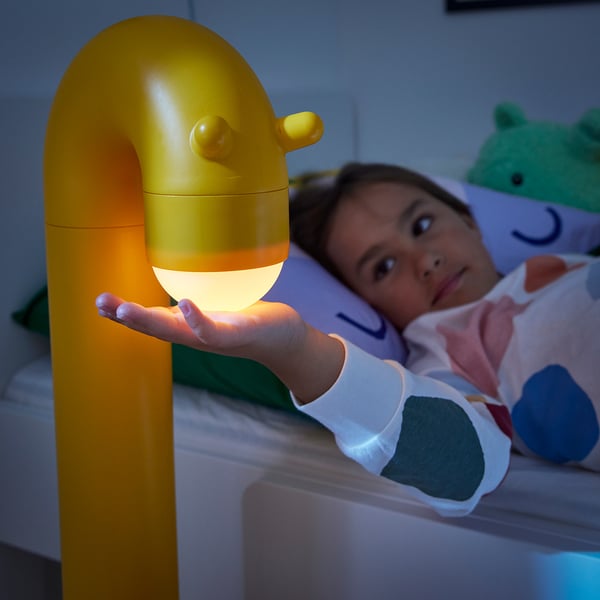 GREJSIMOJS LED decorative light, floor, giraffe/yellow battery operated