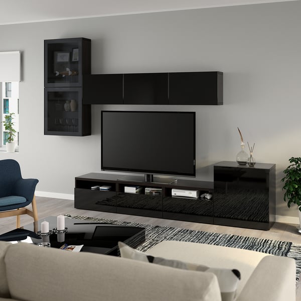 Современная гостиная с телевизором BESTÅ, серым диваном, синим креслом и декором.