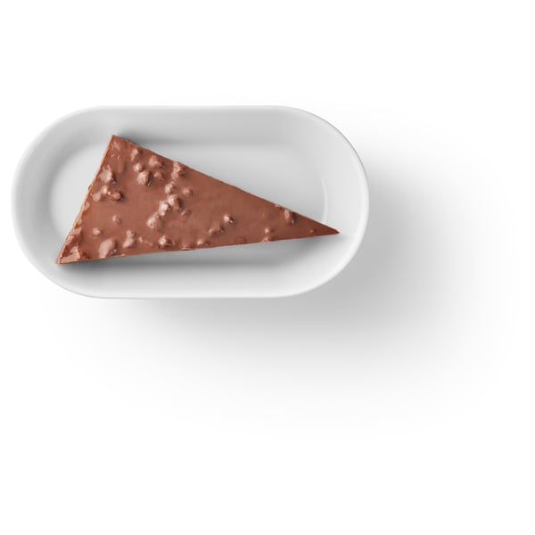 Ein Stück Schokoladenkuchen auf einem weißen Teller. Köstlicher Leckerbissen, perfekt zum Nachtisch.