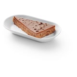 Ein Stück Schichtkuchen mit Schokoladenglasur auf einem weißen Teller.