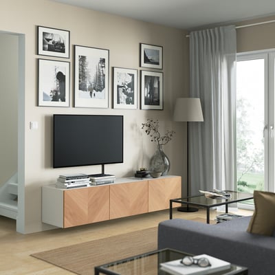 BESTÅ เบสตัว ตู้วางทีวีมีบานปิด, ขาว/เฮียเดวีคเกน วีเนียร์โอ๊ค, 180x42x38 ซม.