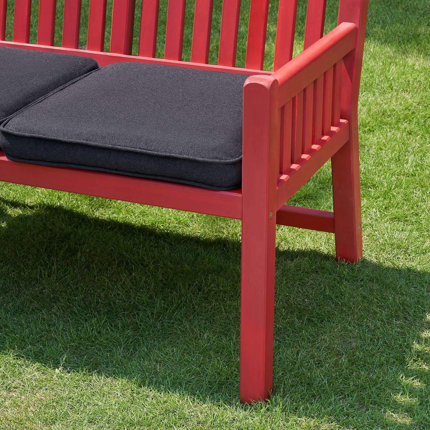 赤いベルベットのクッションベンチ 赤いベルベットのクッションベンチ