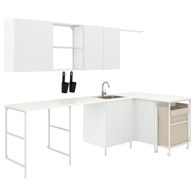 Современная белая кухня: ENHET. Раковина, столешницы, места для хранения и черные аксессуары.