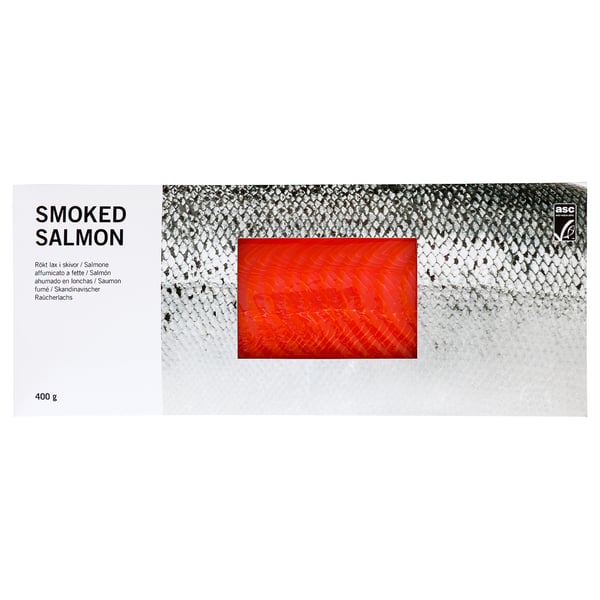 L’image montre un emballage de saumon fumé avec une image de poisson rouge vif et du texte en plusieurs langues.
