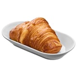 croissant doré dans un plat blanc ; Pâte croustillante en couches.