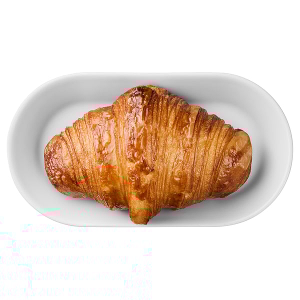 Un croissant doré avec des couches feuilletées repose sur une assiette blanche. Son extérieur croquant et son intérieur moelleux en font un régal délicieux.