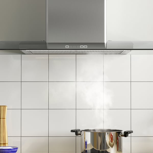 Modern kitchen hood with glass edge, stainless steel, led lights, and control panel. It extracts 453 m³/h and has three speed settings.