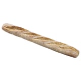 Una baguette lunga e croccante appoggiata su una superficie bianca.