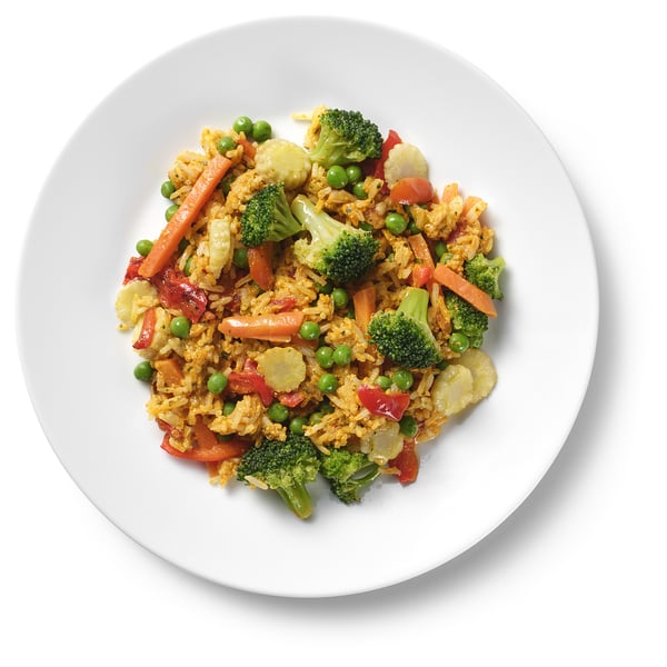 Imaginez une assiette de riz frit aux légumes avec du brocoli et des petits pois. Une option de repas rapide, colorée et saine.