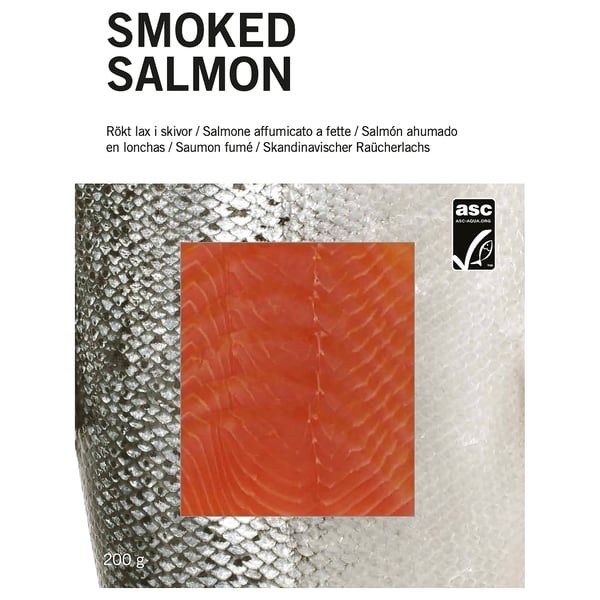 L'immagine mostra salmone affumicato con ghiaccio, del peso di 200 g. È sigillato con un adesivo di certificazione ASC.