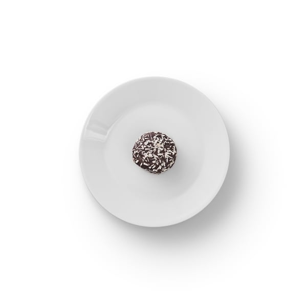 Piccolo dolcetto al cioccolato su piatto bianco. Design semplice. Delizioso dessert.
