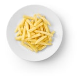 Ein kleiner weißer Teller mit dünnen, goldgelben Pommes.
